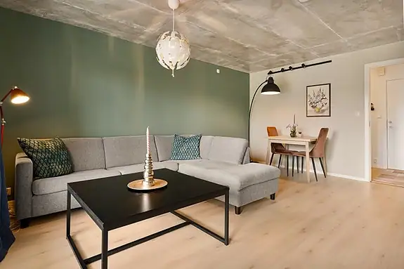 Stuen rommer både sofagruppe og spisebord
