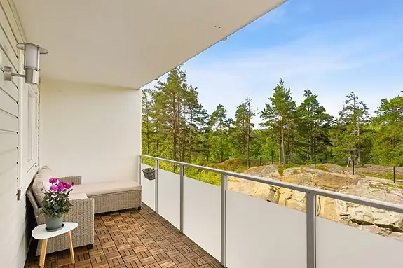 Fra stuen er det utgang til en solrik vestvendt balkong på ca. 13 m²