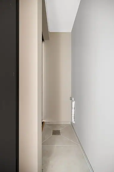 Bak den ene delen er det opplegg for vaskemaskin - en diskret og smart løsning. Mens bak den andre delen er det mulighet for oppbevaring