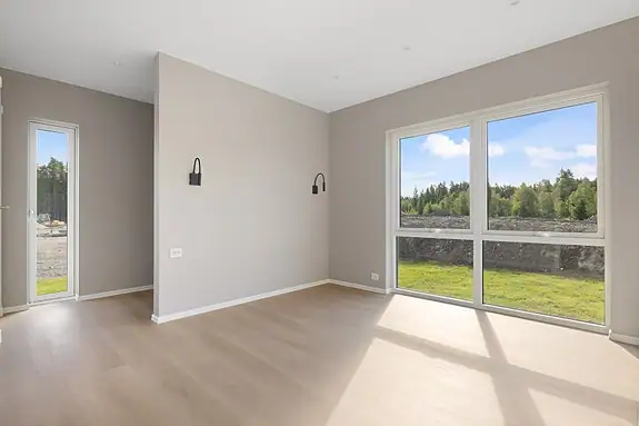Rommet har god plass til dobbeltseng og nattbord
