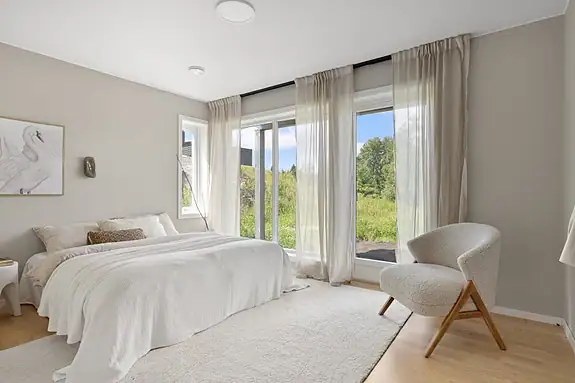 Soverom har utgang ut til hagen