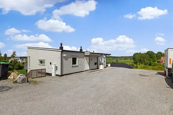 Boligen er på totalt 236 kvm og det er inngått en leieavtale med Våler kommune hvor det i dag betales 15 585kr per mnd for leie av leiligheten