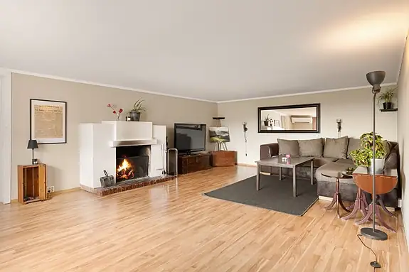 Det vi kaller hovedstuen har peis for de kjøligere dagene