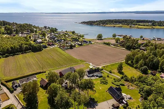 Hovedhuset ligger vakkert til på tunet, omgitt av grønne omgivelser og tradisjonelle driftsbygninger