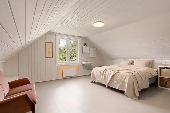 Soverom 3 har god plass til diverse møblement. Lagring av klær kan gjøres i mellomgang/walk-in løsning (Bilde er AI redigert)