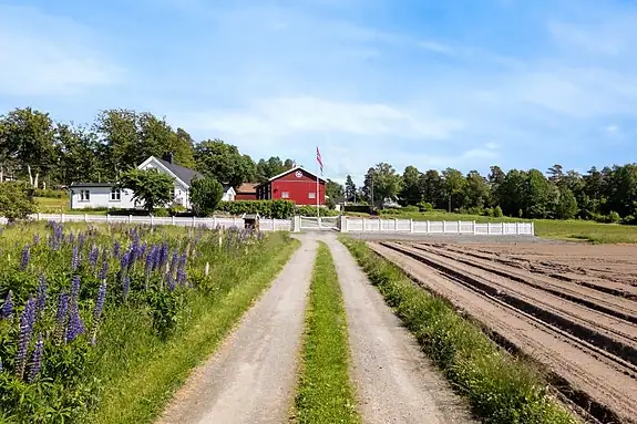 Den store, hvite porten åpner opp til en hverdag med mer plass, frihet og muligheter