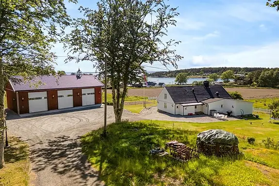 Tunet byr på rikelig med plass til både hobbyprosjekter, kjøretøy og praktisk oppbevaring