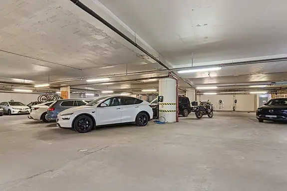 Leiligheten disponerer fast biloppstillingsplass i felles garasjeanlegg - en ettertraktet kvalitet i området!