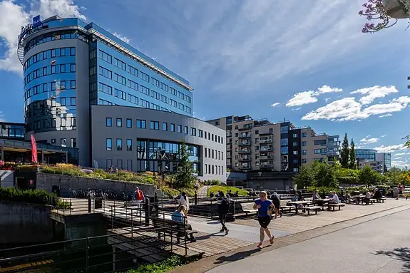 Nydalen Utepark (0,6 km fra boligen) - urban park ved vannkanten med sitteområder, grøntareal og løypestrekning