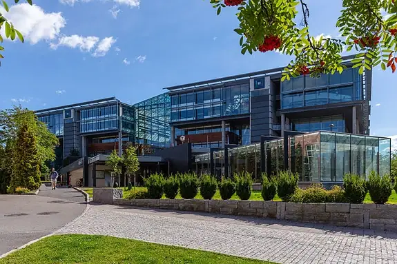 Handelshøyskolen BI - campus Oslo (0,7 km fra boligen) - ledende privat handelshøyskole med bachelor-, master- og MBA-programmer