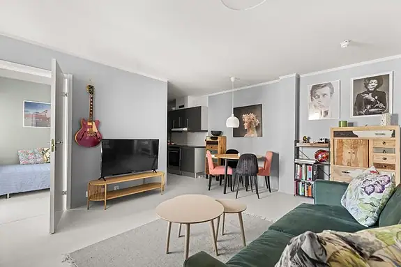 Arealeffektiv planløsning med naturlige soner for stue, spiseplass og kjøkken