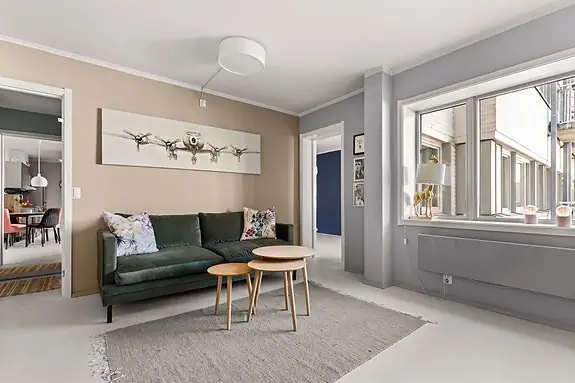 Lun og innbydende stuesone med god plass til sofagruppe og sosialt samvær