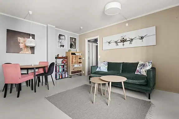 Hyggelig oppholdsrom med plass til både sofagruppe og spisebord