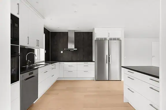 Her er det god plass for kjøkkenmaskin og smoothiemaskin i skap