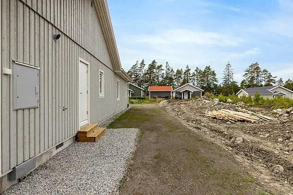 Fra vaskerommet kommer du ut til huset bakside
