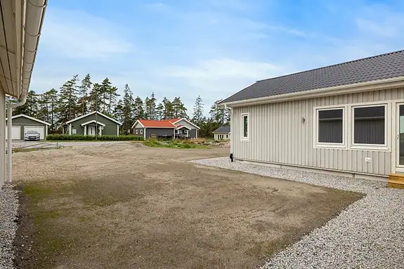 Utformingen av huset skaper en lun og skjermet uteplass