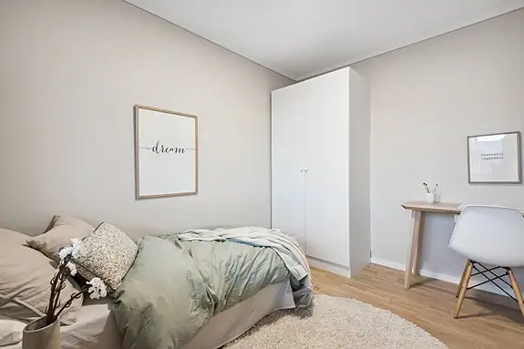 Det er plass til seng, skap og skrivebord