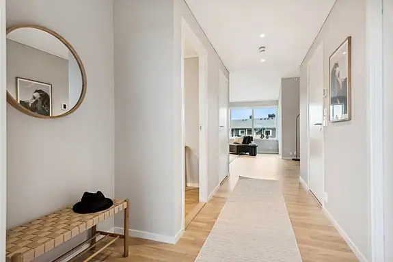 Praktisk gang med plass til å henge fra seg yttertøy