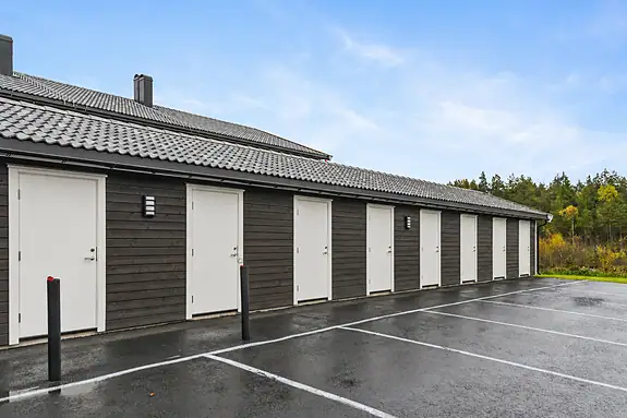 Det medfølger en utvendig sportsbod samt en merket biloppstillingsplass