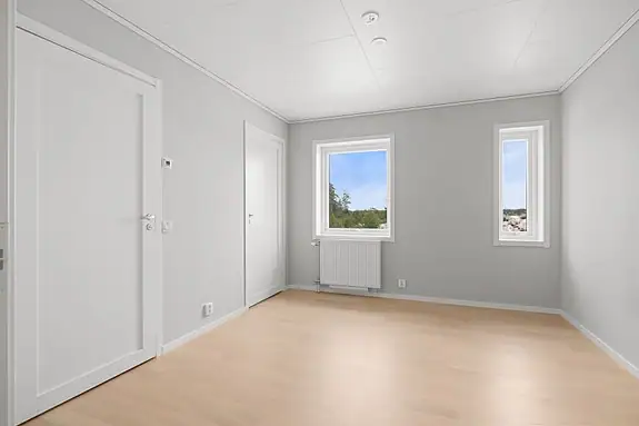 Hovedsoverommet er utformet som en privat suite med eget bad og tilhørende walk-in