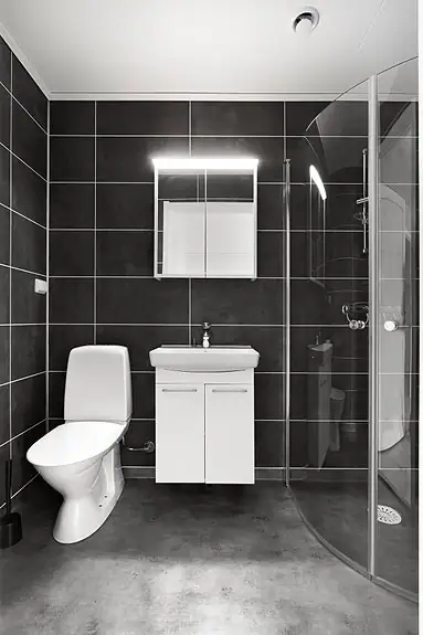 Det tilhørende badet skaper en privat og komfortabel ramme rundt hverdagen
