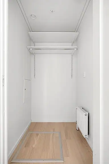 Tilhørende walk-in garderobe gir en praktisk garderobeløsning med mulighet for å tilpasses egne behov