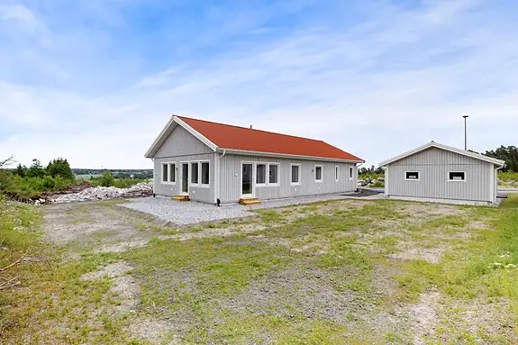 Den ca. 760 kvm store tomten gir gode muligheter for å skape attraktive utearealer med god plass til både lek, avslapning og sosiale sammenkomster
