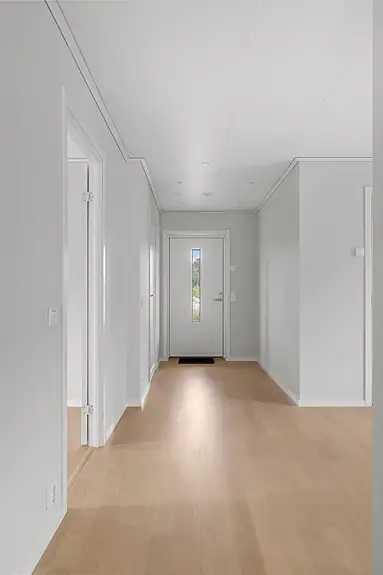 Boligen har en gjennomtenkt planløsning hvor rommene flyter naturlig over i hverandre