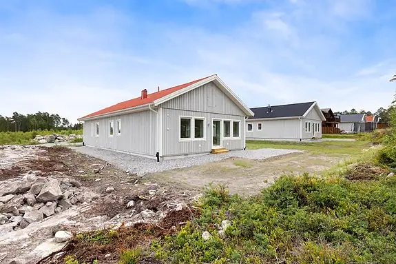 Her får du muligheten til å forme uteplassen helt etter eget ønske - et privat uterom med stort potensial for å bli en stilfull forlengelse av boligen