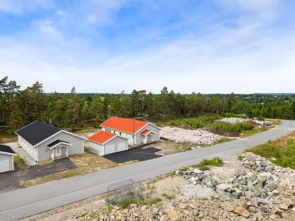 Strømnesåsen er et nyere og attraktivt boligområde, harmonisk beliggende i Rådes vakre natur