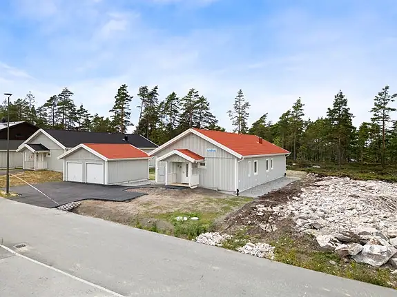 Eiendommen leveres med tilsådd plen og asfaltert gårdsplass, slik at uteområdene fremstår ryddige og innbydende fra første dag
