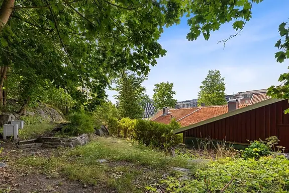 Opp trappen i bakhagen finner du en fin plass som forhåpentligvis skal renskes opp i