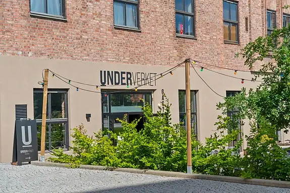 Eller spise et godt måltid på Underverket eller Tapa