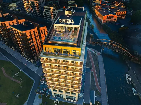 Ønsker du en kortreist ferie fra hverdagen - da kan Hotel Riviera by på avslapning og kos