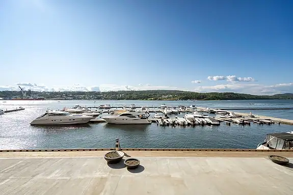Er du glad i båtlivet finner du veletablerte Verket havn rett nedenfor