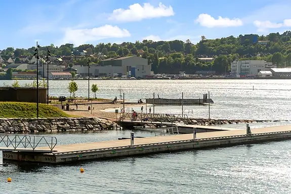 Strand er det også! Rabben har fasiliteter som toalett og dusj i tillegg