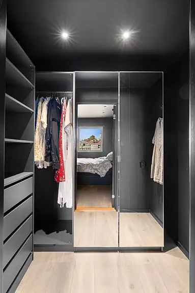 Fra hovedsoverommet er det direkte tilgang til ett praktisk walk-in closet
