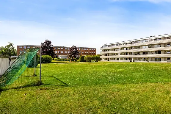 Det er lekeplass og sittegrupper på tomten