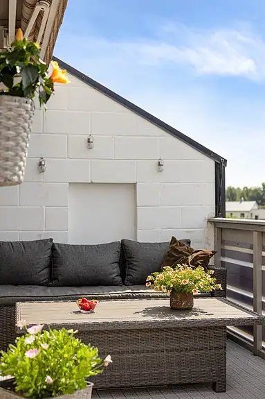 Balkongen har god plass til utemøbler og byr på fine solforhold utover ettermiddagen og kvelden