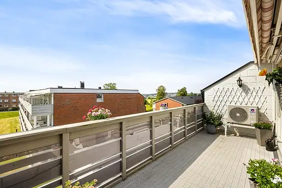 Det er montert markise på balkongen