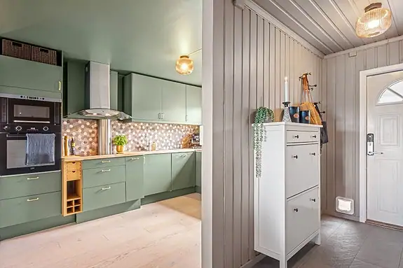 Kjøkkenet har praktisk adkomst direkte fra entréen og ligger samtidig i fin tilknytning til spiseplassen og stuen