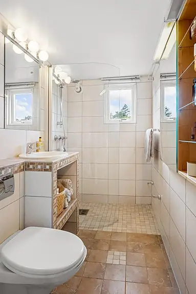Badet er fra 2011 og har flislagte overflater i lyse nyanser