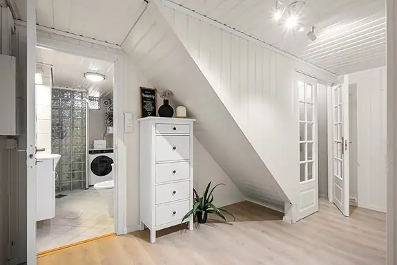Det gjøres oppmerksom på at det er usikkert om det er søkt om bruksendring for de innredede rommene i underetasjen