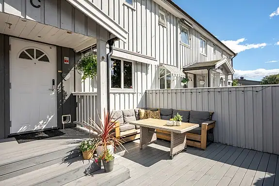 Hyggelig inngangsparti mot vest