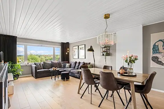 Stuen fremstår som lys, innbydende og romslig