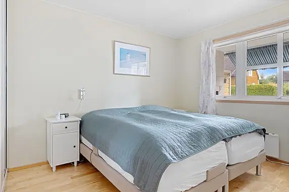 Romslig hovedsoverom med god plass til dobbeltseng og nattbord