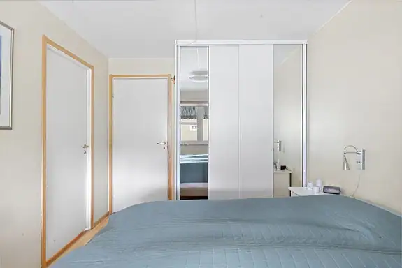 Hovedsoverommet har garderobeløsning med skyvedører og direkte adkomst til badet