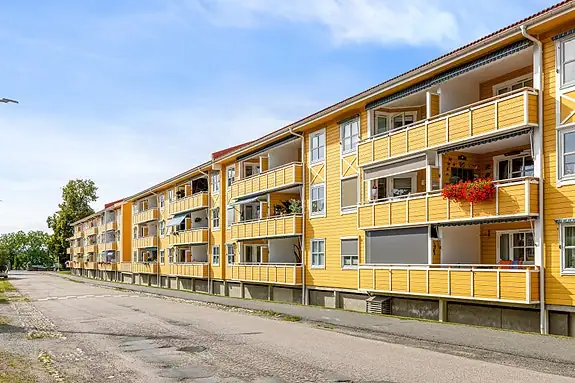 Leiligheten ligger i en høy 1. etasje