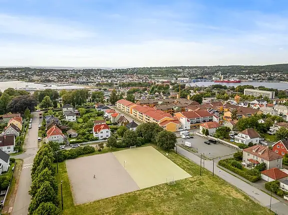 Alle byens øvrige fasiliteter innenfor gangavstand og kort vei til barnehage og skole