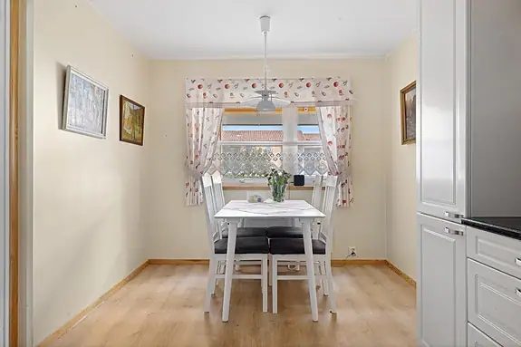 Hyggelig spiseplass ved vinduet med godt innslipp av dagslys